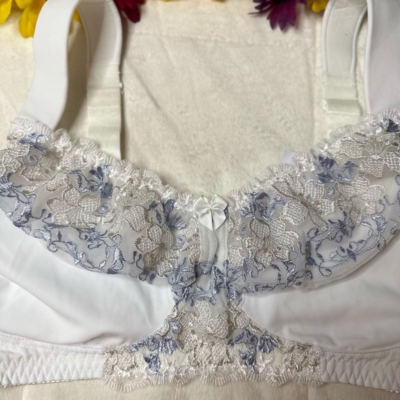 New Curve Muse Lingerie White Wireless Bra w/Embroidered Lace Plus Size 40DDD - Picture 4 of 8